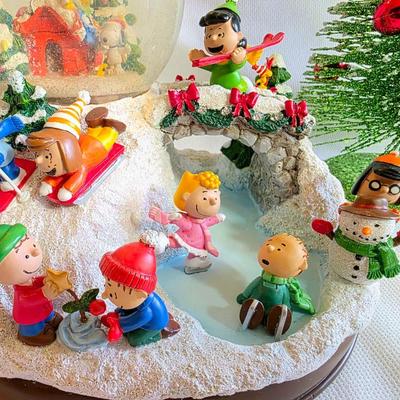 Peanuts Ultimate Snow Globe