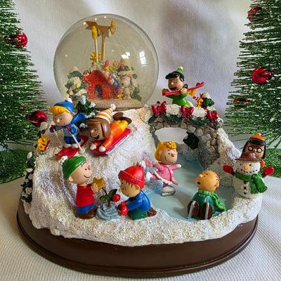Peanuts Ultimate Snow Globe