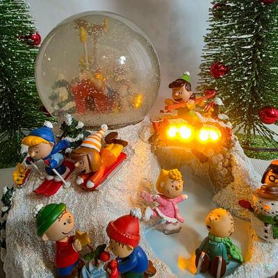 Peanuts Ultimate Snow Globe