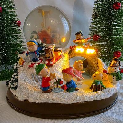 Peanuts Ultimate Snow Globe