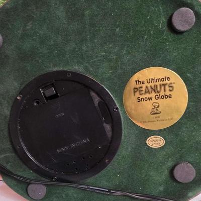 Peanuts Ultimate Snow Globe