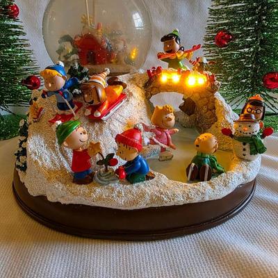 Peanuts Ultimate Snow Globe
