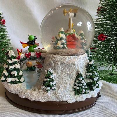 Peanuts Ultimate Snow Globe