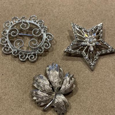 Silver tone brooches including Sarah Cov