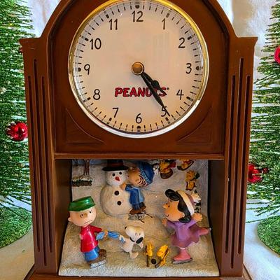 Peanuts Four Seasons DESK Clock