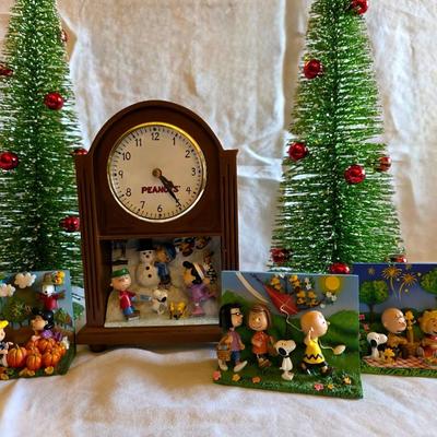 Peanuts Four Seasons DESK Clock