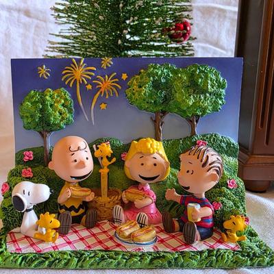 Peanuts Four Seasons DESK Clock