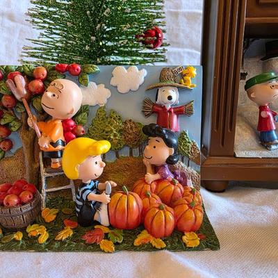 Peanuts Four Seasons DESK Clock