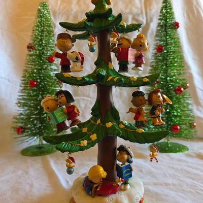 Peanuts Musical Christmas Tree