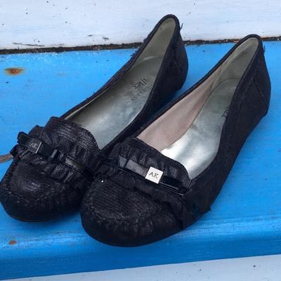 Anne Klein black textured flats