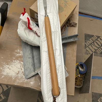 Crevice weeding tool