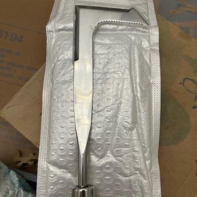 Crevice weeding tool