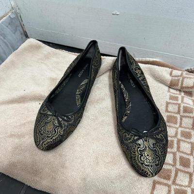 Nine West black and gold brocade ballet flats.