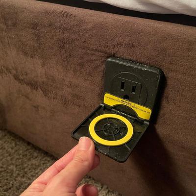 Sale Photo Thumbnail #139: Massaging, gravity bed NUFLEX FOUNDATION by SIMMONS 
twin size 
has two outlets one on each side
one remote