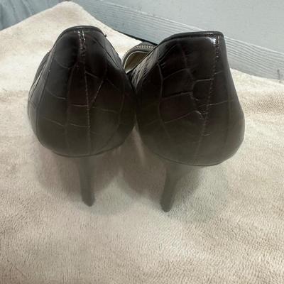 Michael Michael Kors brown crocodile-embossed leather pumps with a gold zipper detail on the toe.