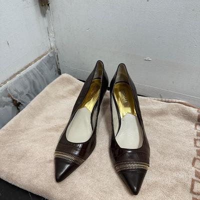 Michael Michael Kors brown crocodile-embossed leather pumps with a gold zipper detail on the toe.