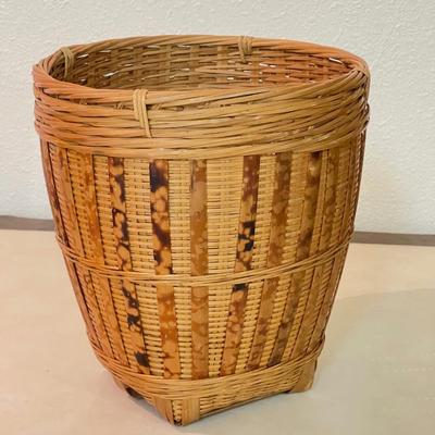 Sale Photo Thumbnail #153: Nice wicker can