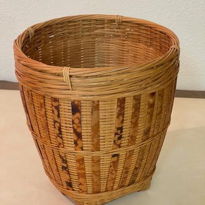 Sale Photo Thumbnail #154: Nice wicker can