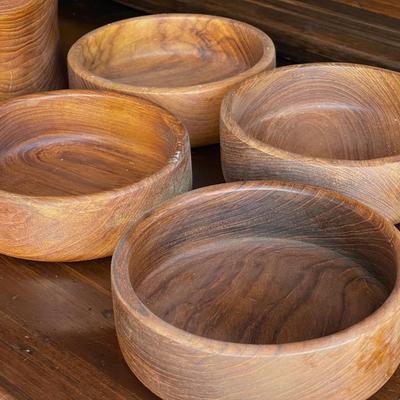 Sale Photo Thumbnail #170: 1 large and 4 smaller bowls