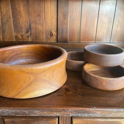 Sale Photo Thumbnail #168: 1 large and 4 smaller bowls
