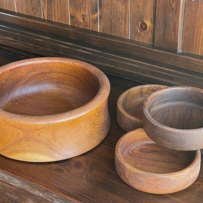 Sale Photo Thumbnail #169: 1 large and 4 smaller bowls
