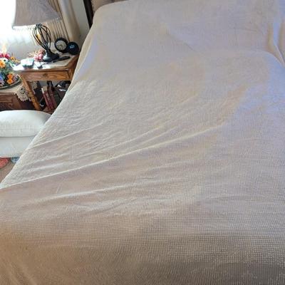 Double size chenille bedspread