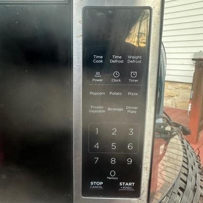 BLACK+DECKER 0.9 Cu. Ft. Digital Microwave Oven in stainless steel (model EM925AB9)