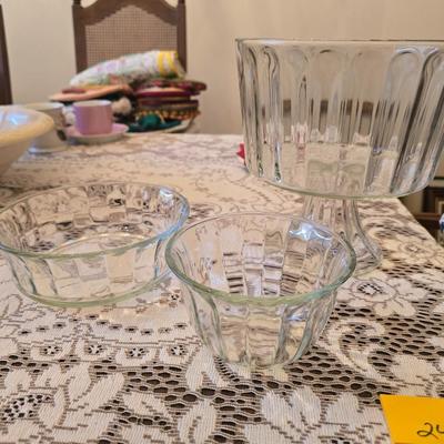 Glass dessert serving dishes