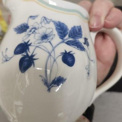 Sale Photo Thumbnail #117: Harry and David, porsgrund and Noritake blue pieces