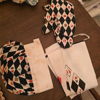 Apron mits and bonnet