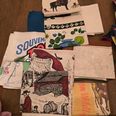 Assorted kitchen linens