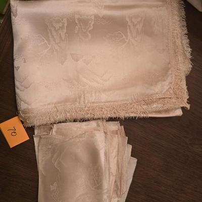 Table cloth and 10 napkins