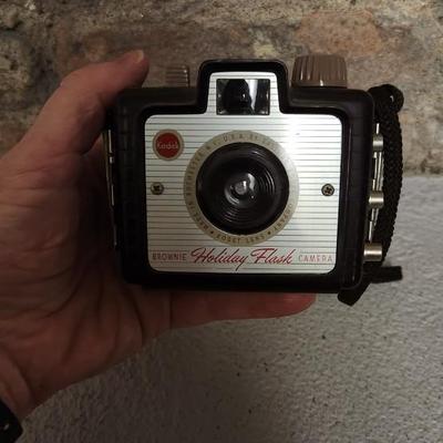 Sale Photo Thumbnail #438: Set of 3 Kodak cameras. Starmatic, starlet and Holiday Flash. Fits a medium flat rate box