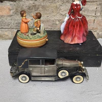 Sale Photo Thumbnail #561: Gorgeous Blythe figurine, sweet German music box and a retro car radio