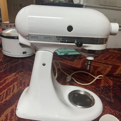 KitchenAid Classic Series 4.5 Quart Tilt-Head Stand Mixer K45SSWH - White, Working Condition with 3 Attachments