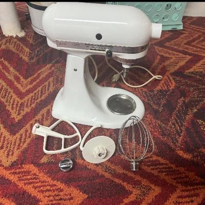 KitchenAid Classic Series 4.5 Quart Tilt-Head Stand Mixer K45SSWH - White, Working Condition with 3 Attachments