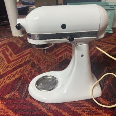 KitchenAid Classic Series 4.5 Quart Tilt-Head Stand Mixer K45SSWH - White, Working Condition with 3 Attachments