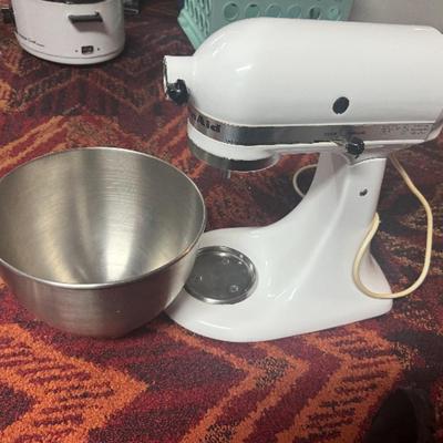 KitchenAid Classic Series 4.5 Quart Tilt-Head Stand Mixer K45SSWH - White, Working Condition with 3 Attachments