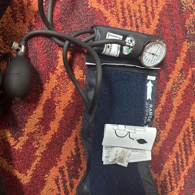 McKesson Entrust Standard Aneroid Sphygmomanometer (01-776MCE Series) - Slightly Used, Excellent Condition with Original Box