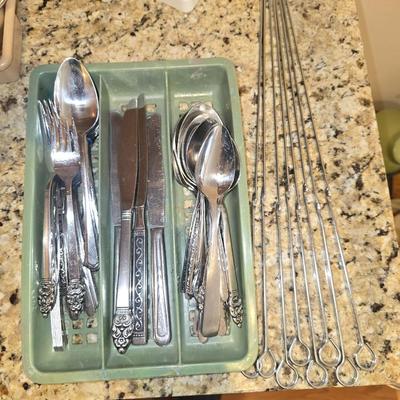 Assorted utensils