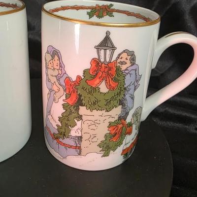 Fitz & Floyd “Deck the Halls” Christmas Mugs (Set of 2) – Lamppost & Wreath Scene – 1982/83 Japan Porcelain with Gold Trim