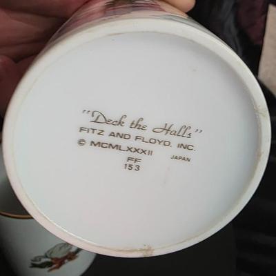 Fitz & Floyd “Deck the Halls” Christmas Mugs (Set of 2) – Lamppost & Wreath Scene – 1982/83 Japan Porcelain with Gold Trim