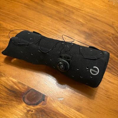 Exist Black Right Arm/Wrist Brace