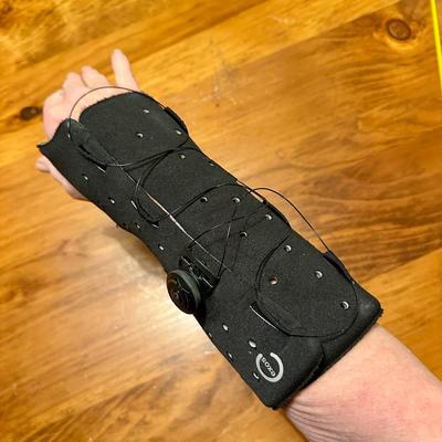 Exist Black Right Arm/Wrist Brace