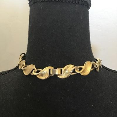Beautiful vintage, wide scrolling edged, leave Gold, town, necklace, vintage jewelry, excellent condition