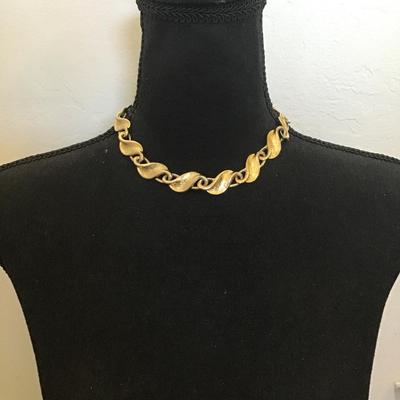 Beautiful vintage, wide scrolling edged, leave Gold, town, necklace, vintage jewelry, excellent condition