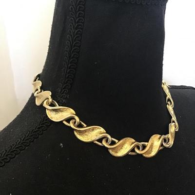 Beautiful vintage, wide scrolling edged, leave Gold, town, necklace, vintage jewelry, excellent condition