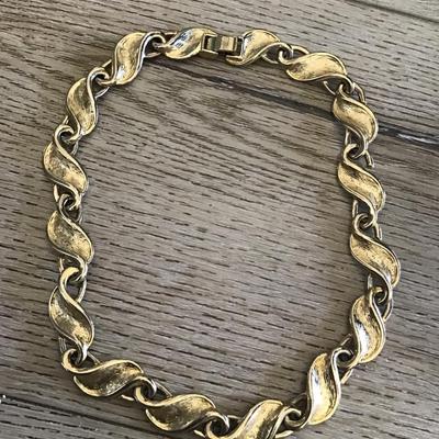 Beautiful vintage, wide scrolling edged, leave Gold, town, necklace, vintage jewelry, excellent condition