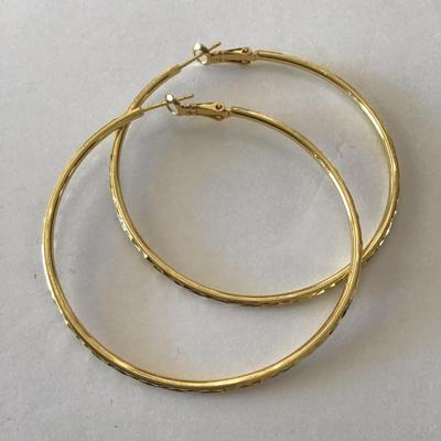 Beautiful Marked. Very nice gold tone, hoop earrings.