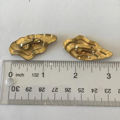 Beautiful vintage goldtone clip on earrings